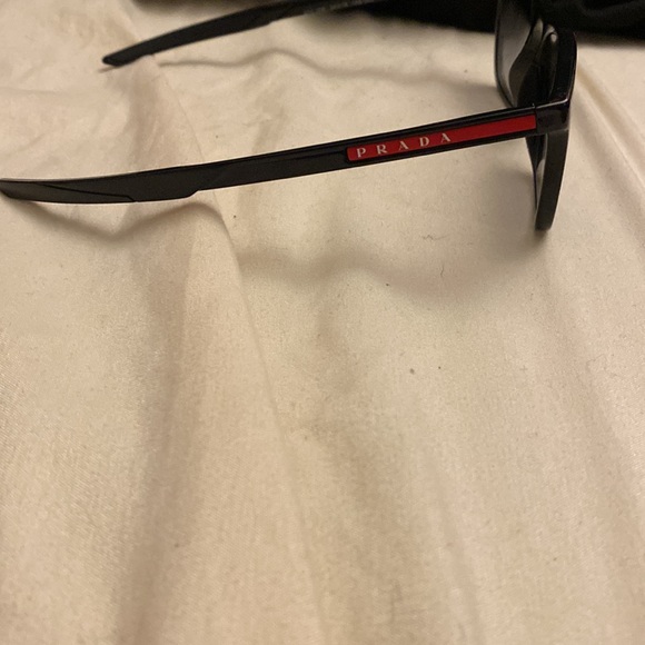Prada polarized black frame grey lens - Picture 4 of 4